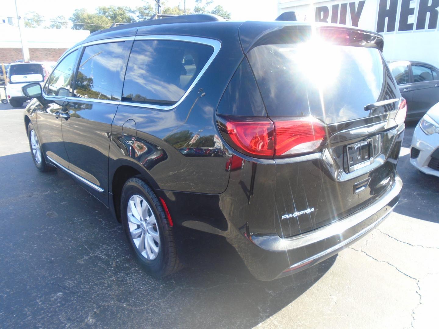 2017 Chrysler Pacifica Touring (2C4RC1BG5HR) with an 3.6L V6 DOHC 24V engine, 6A transmission, located at 6112 N Florida Avenue, Tampa, FL, 33604, (888) 521-5131, 27.954929, -82.459534 - Photo#4